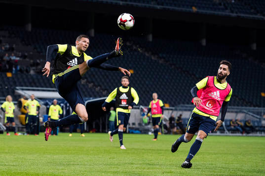 Marcus Berg tar ner bollen