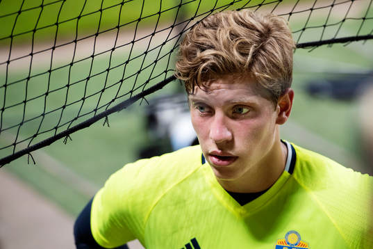 Alexander Fransson väntar på att skriva autograf