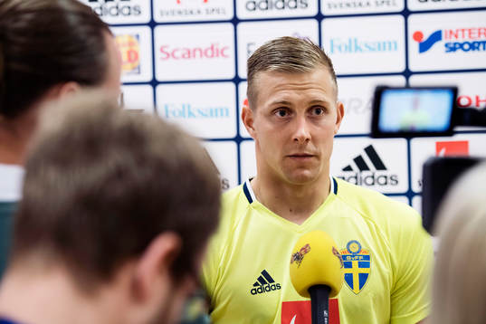 Sveriges målvakt Karl-Johan Jonsson i mixed zone