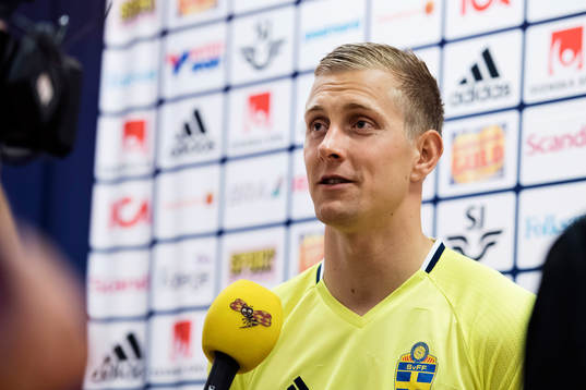 Sveriges målvakt Karl-Johan Jonsson i mixed zone