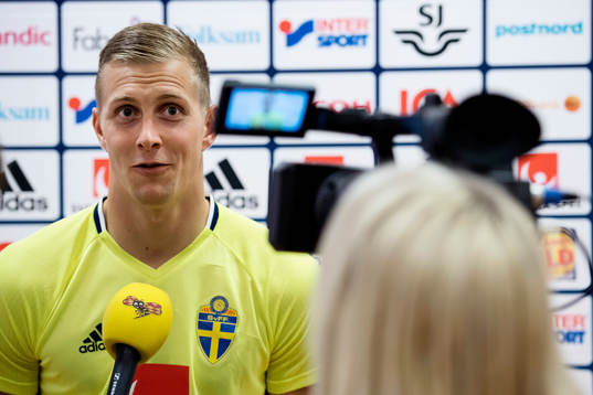Sveriges målvakt Karl-Johan Jonsson i mixed zone