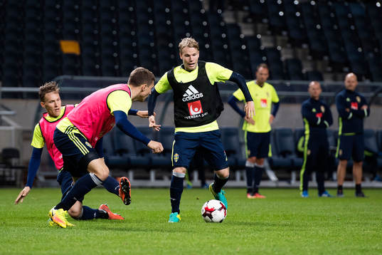 Oscar Lewicki med bollen