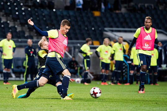 Victor Nilsson Lindelöf och Oscar Lewicki i kamp om bollen