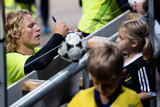 Oscar Hiljemark skriver en autograf