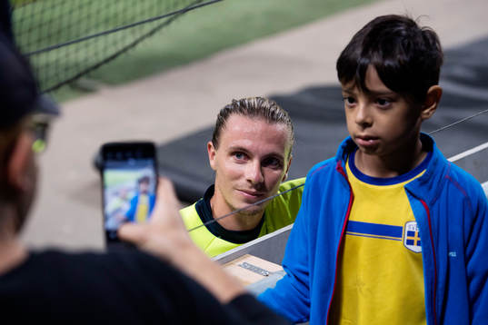 Niklas Hult poserar med ett ungt fan