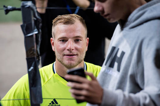 John Guidetti med ett ungt fan