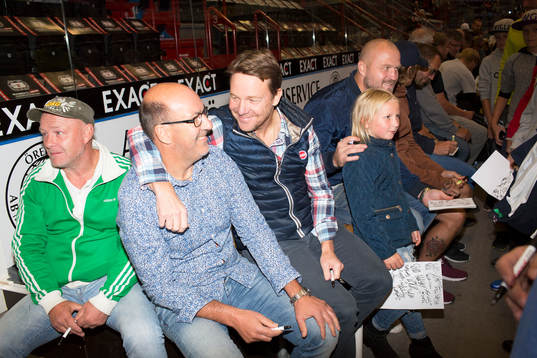 Tre Kronor legends Mikael Andersson kramas om av Challe