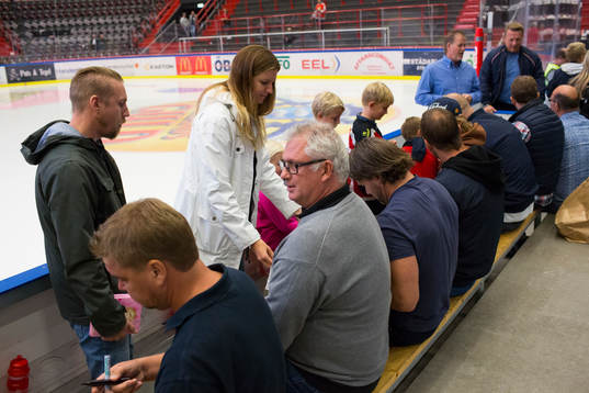 Tre Kronor legends Magnus Roupé väntar på att skriva