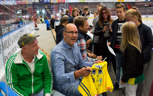 Tre Kronor legends Mikael Andersson håller upp en tröja
