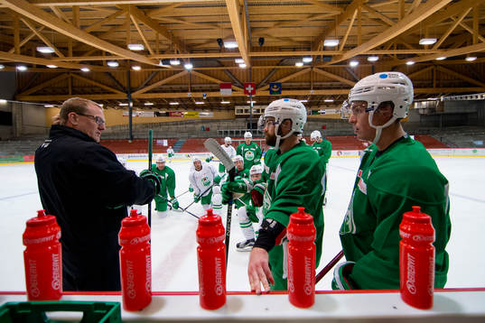 Rögles assisterande tränare Magnus Bogren och t.h. Jack