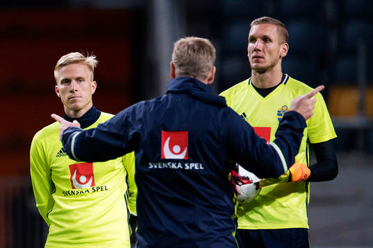Oscar Wendt och målvakt Robin Olsen
