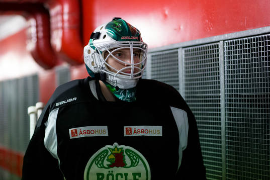 Rögles målvakt Oscar Dansk innan en ishockeyträning med