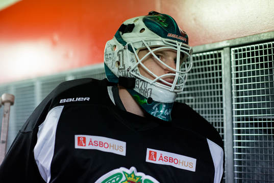 Rögles målvakt Oscar Dansk innan en ishockeyträning med