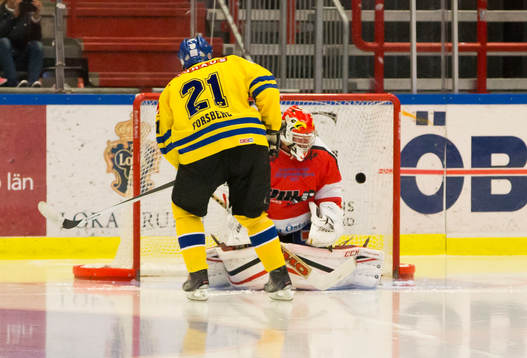 Tre Kronor legends Peter Forsberg gör mål på straff på