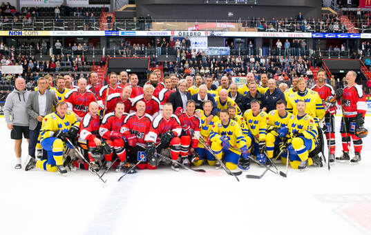 Lagbild av Tre Kronor legend och ÖIK Miljonkedjan