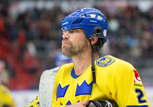 Tre Kronor legends Peter Forsberg med hjälmen på sniskan