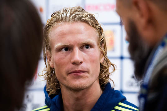 Oscar Hiljemark i mixed zone