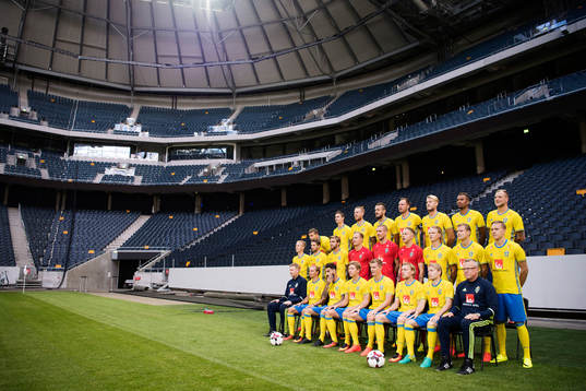 Sveriges fotbollslandslag ställer upp för en lagbild