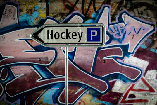 En hockeyskylt i en graffitimålad tunnel