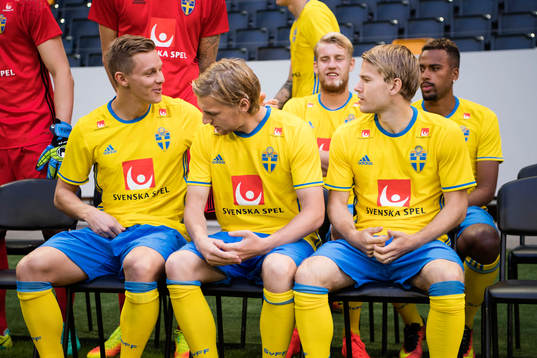 Emil Kraft, Emil Forsberg och Oscar Lewicki radar upp för