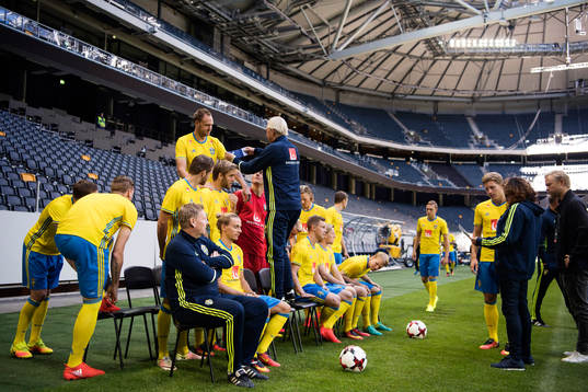 Sveriges fotbollslandslag ställer upp för en lagbild