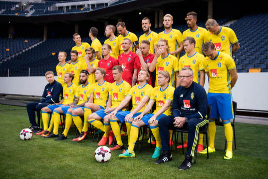 Sveriges fotbollslandslag ställer upp för en lagbild