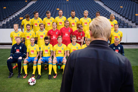 Sveriges fotbollslandslag ställer upp för en lagbild