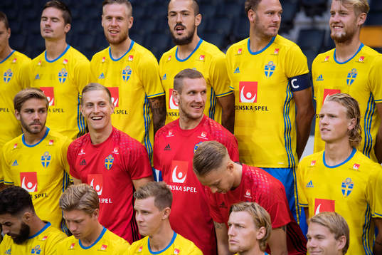 Sveriges fotbollslandslag ställer upp för en lagbild