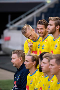Sveriges fotbollslandslag ställer upp för en lagbild