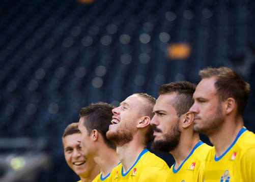 Sveriges fotbollslandslag ställer upp för en lagbild