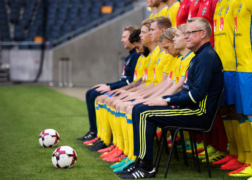 Sveriges fotbollslandslag ställer upp för en lagbild