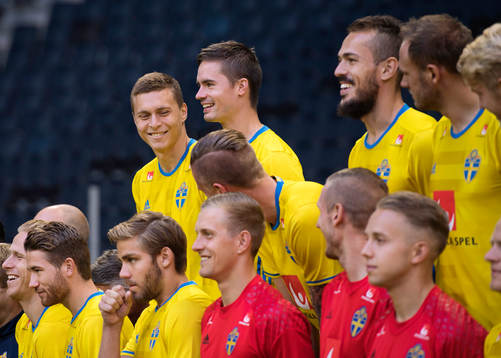 Sveriges fotbollslandslag ställer upp för en lagbild
