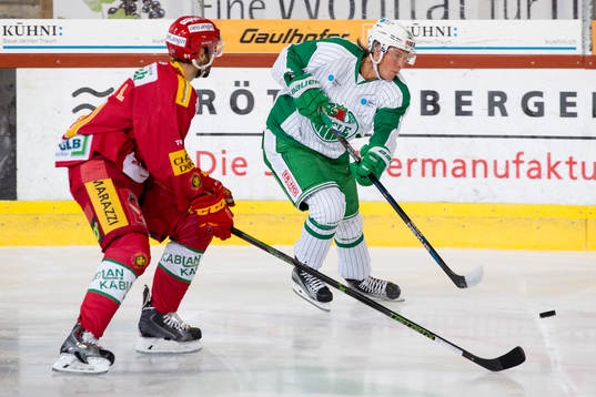 Rögles David Åslin skjuter ett skott