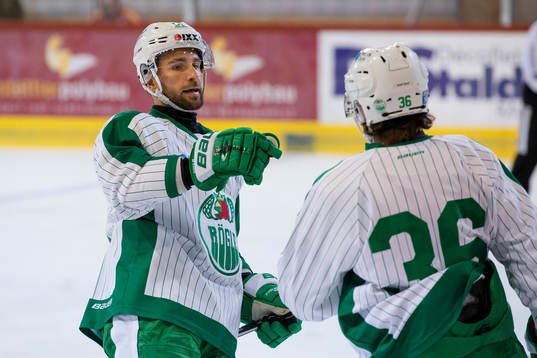Rögles Dominik Granak och Filip Karlsson jublar