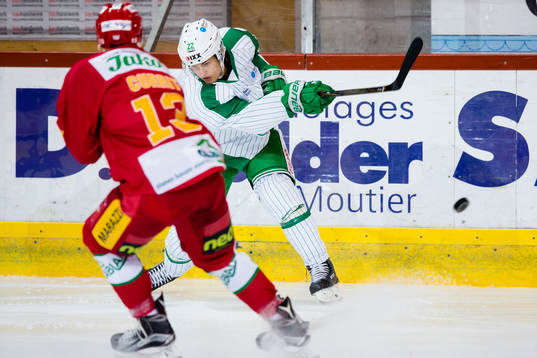 Rögles Sebastian Wännström skjuter ett skott