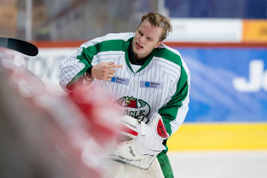Rögles målvakt Oscar Dansk åker och byter