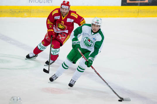 Rögles Filip Karlsson före SLC Tigers Lukas Haas