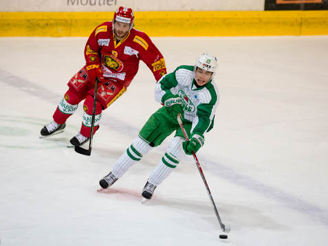 Rögles Filip Karlsson före SLC Tigers Lukas Haas
