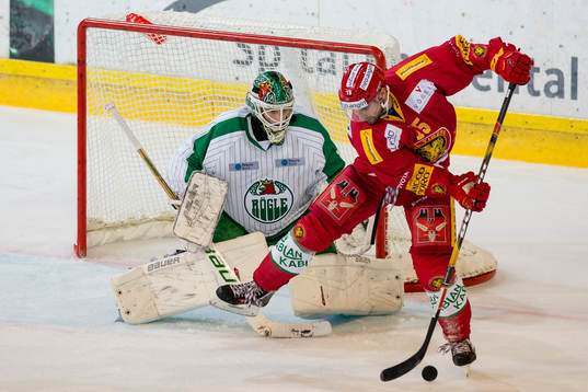 SLC Tigers Roland Gerber styr ett skott mot Rögles