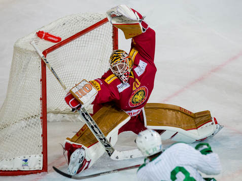 Rögles Daniel Sylwander skjuter ett skott som SLC Tigers