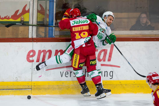SLC Tigers Ville Koistinen tacklar Rögles Ludvig Rensfeldt