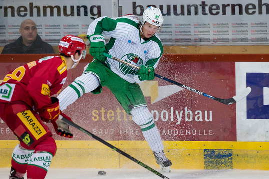 Rögles David Åslin i kamp om pucken med SLC Tigers