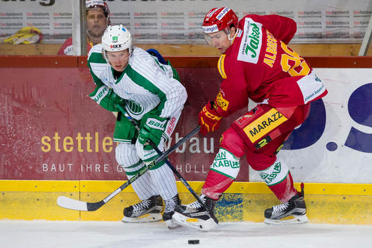 Rögles David Åslin i kamp om pucken med SLC Tigers