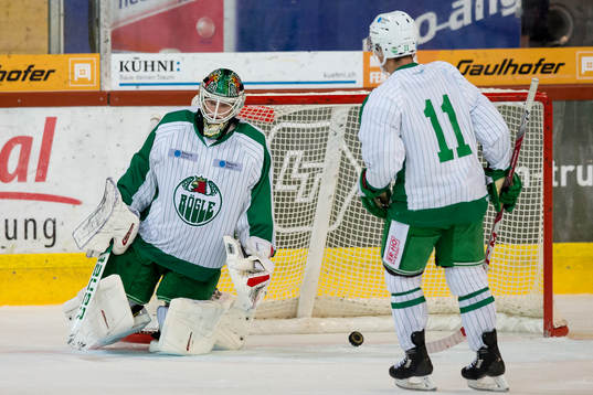 Rögles målvakt Oscar Dansk och Bryan Lerg  deppar