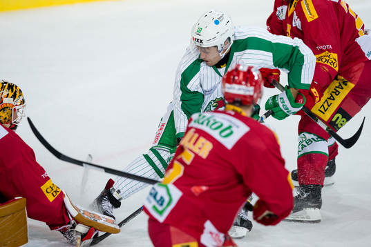 Rögles Viktor Lindgren framför SLC Tigers målvakt