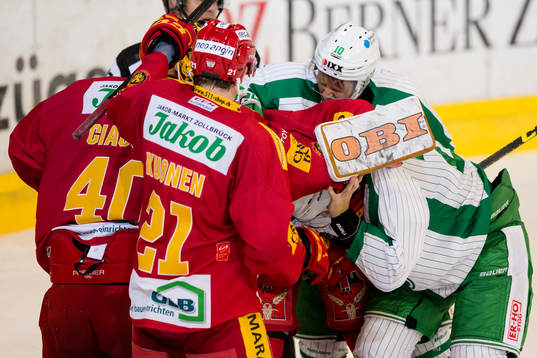 Rögles Viktor Lindgren och Daniel Sylwander i gruff