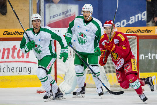 Rögles Alen Bibic och Almen Bibic framför eget mål