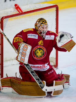 SLC Tigers målvakt Damiano Ciaccio räddar ett skott