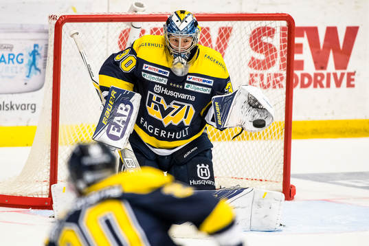 s målvakt Linus Söderström värmer upp
