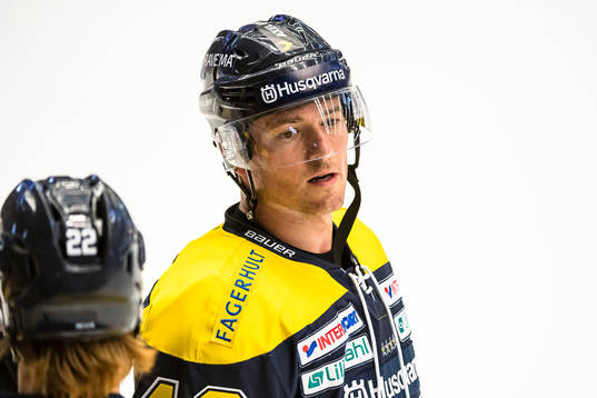 s Dylan Reese värmer upp